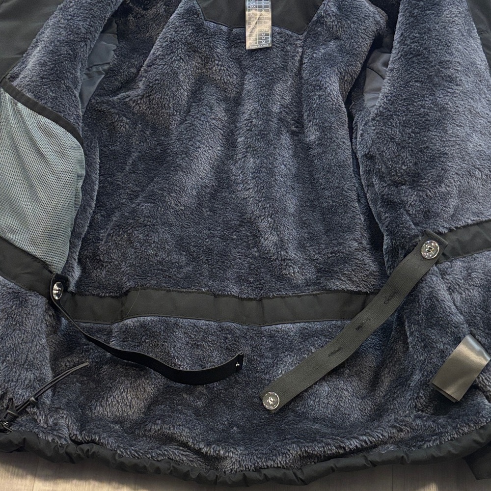 Skieer Waterproof Ski Jacket with detachable hood. Inside pockets. Size small. - Picture 7 of 10